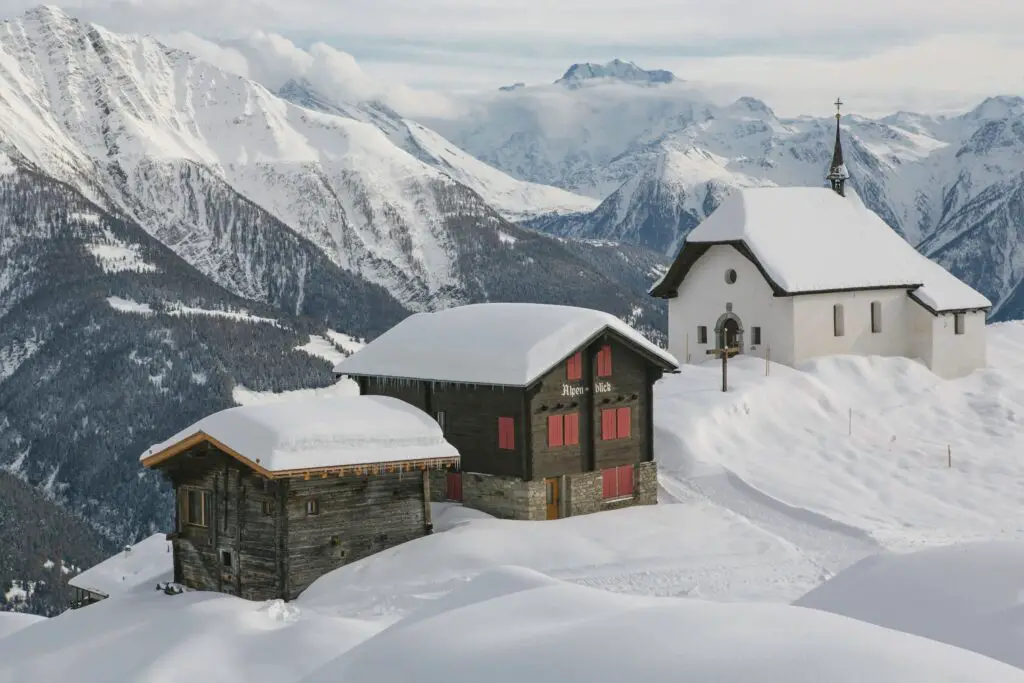 Swiss Chalets: Crafting Unforgettable Moments in Alpine Bliss