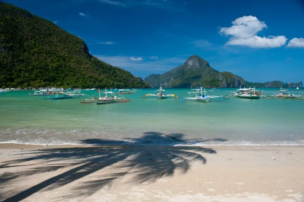 Island Hopping in El Nido: Boat Services and Tours